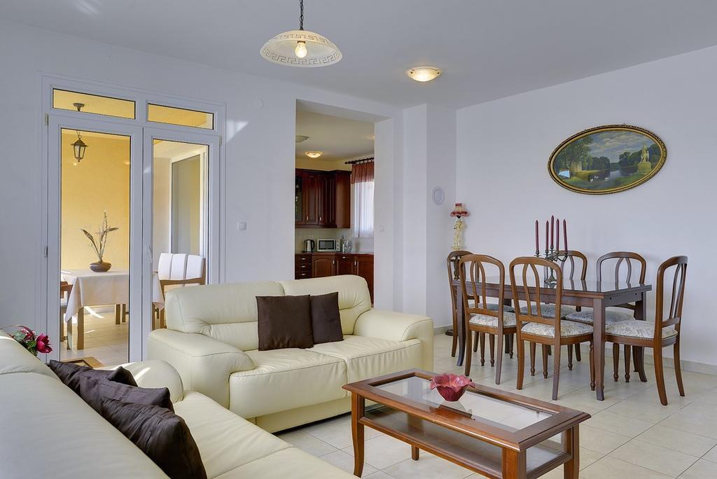 Apartment Bella พูลา ภายนอก รูปภาพ
